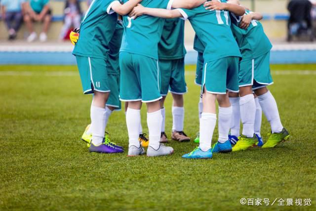 詹姆斯今日缺阵，便装帽子坐场边观赛